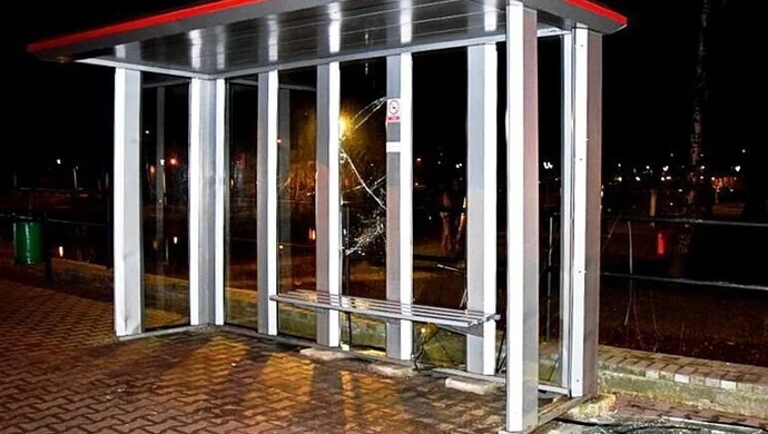 17-latek zdemolował wiatę przystankową 