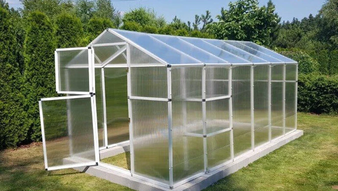 Jak wybrać odpowiednią szklarnię ogrodową?