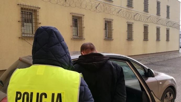 27-latek pobił kolegę w jego mieszkaniu, okradł go i uciekł