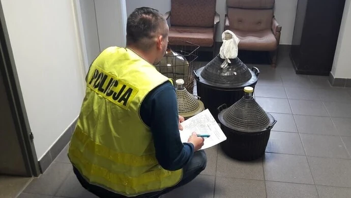 Produkował bimber, miał broń bez zezwolenia. Wkrótce usłyszy zarzuty