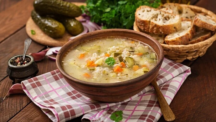 Zupa ogórkowa – przepis na wyśmienite pierwsze danie