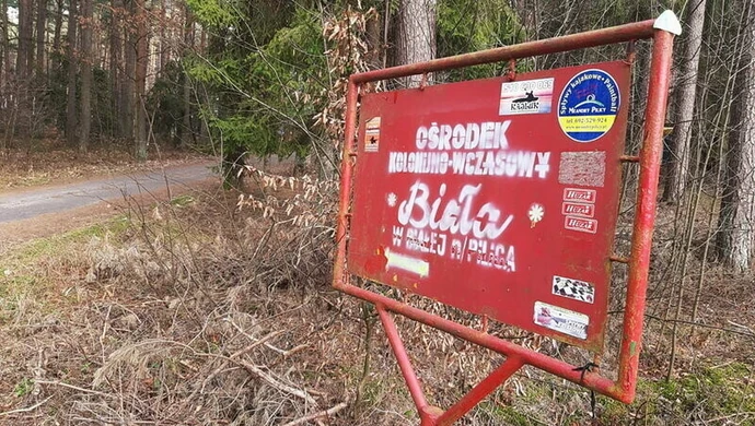 Osada leśnych ludzi w ośrodku w Białej