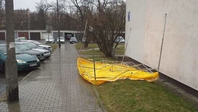 Wieje i pada, lepiej zostać w domu