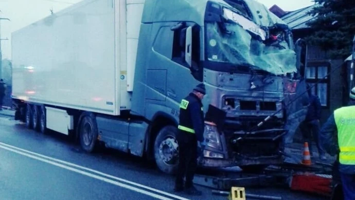 W Srocku ciężarówka uderzyła w słup