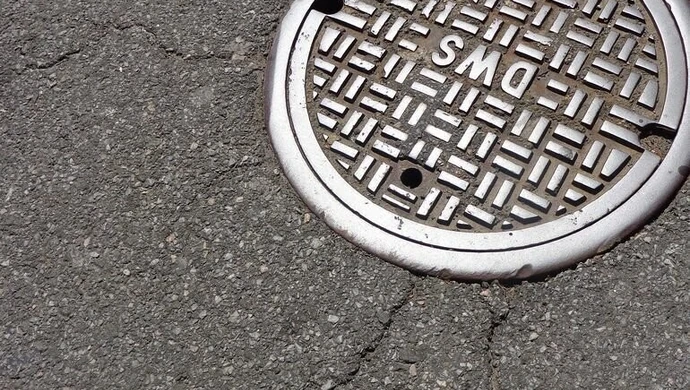 Tony toksycznych odpadów w miejskiej kanalizacji