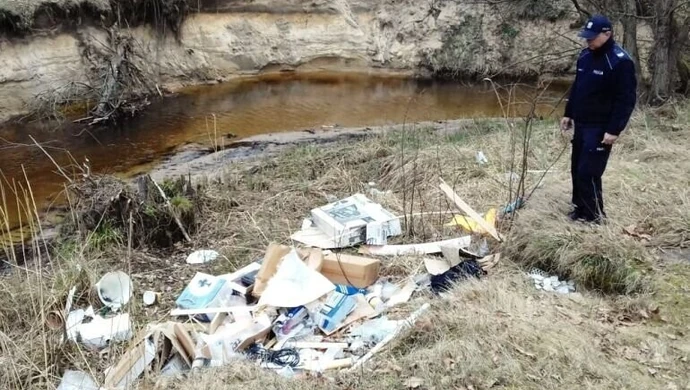 Wyrzucił śmieci przy rzeczce. Zawstydzony od razu się przyznał 