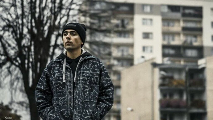 O życiu na Dzielnej, hip hopie i muzycznych planach. Przeczytaj wywiad z raperem z Piotrkowa!