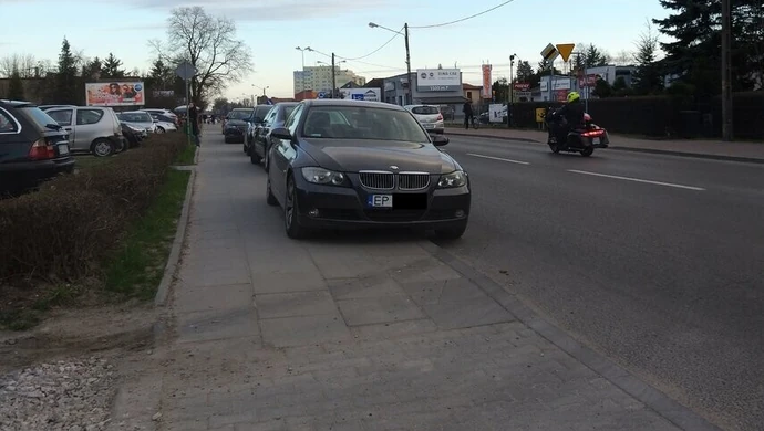 Parkują na chodniku stwarzając zagrożenie
