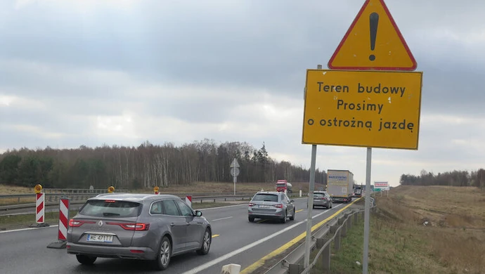 Zamiast &#8222;gierkówki&#8221; będzie autostrada. Ruszyła budowa odcinka &#8222;D&#8221;