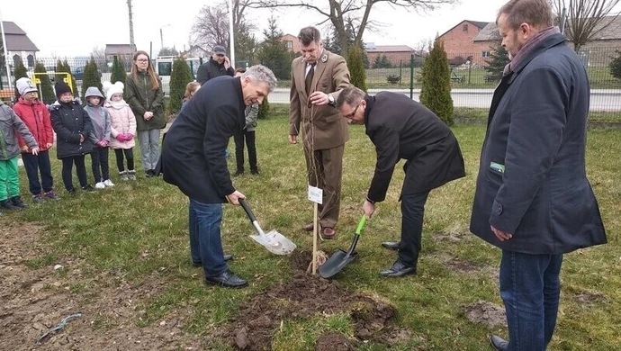 W Bujnach posadzili dąb na 100-lecie województwa łódzkiego