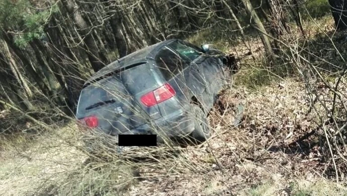 25-letni kierowca ibizy uciekł przed policją do lasu 