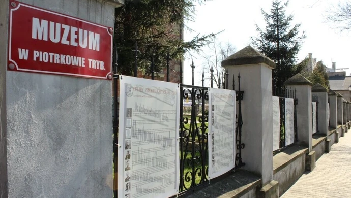 O zbrodni katyńskiej na tablicach przy Muzeum w Piotrkowie Trybunalskim