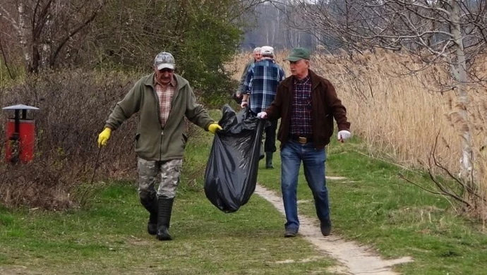 Sezon wędkarski zaczęli od sprzątania 