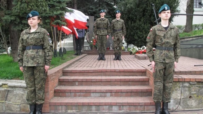 O 8.41 zawyją syreny...