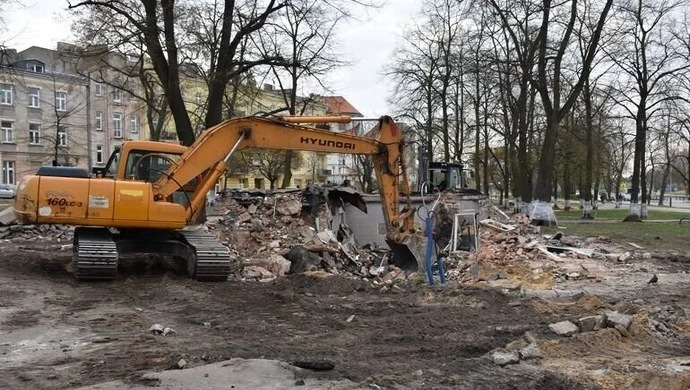 Wyburzają miejski szalet. Trwa modernizacja pl. Niepodległości