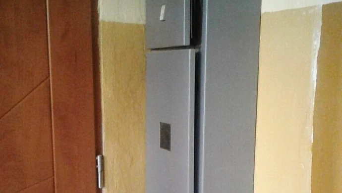 Zdewastowana skrzynka z licznikami w bloku przy Łódzkiej 