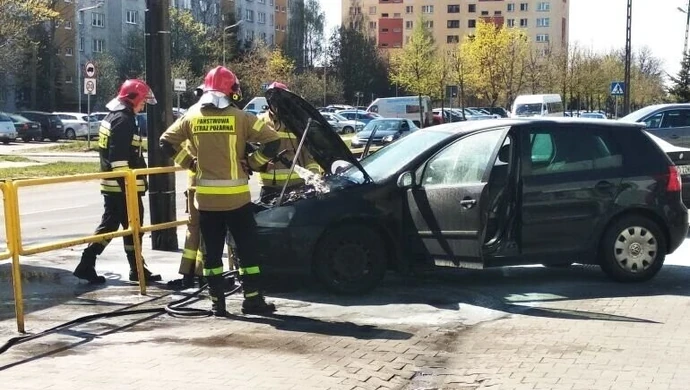 Na parkingu przed Polo Marketem płonął golf 