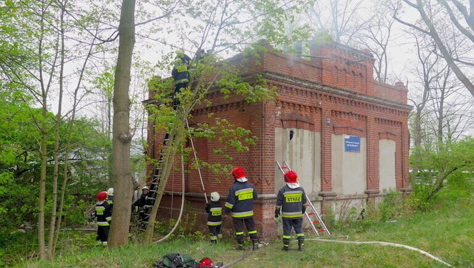 Pożar w byłej stacji wąskotorówki w Poniatowie