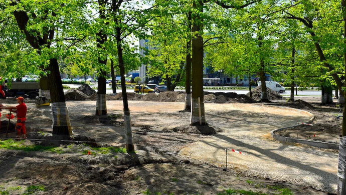 Na placu Niepodległości budują nowe alejki