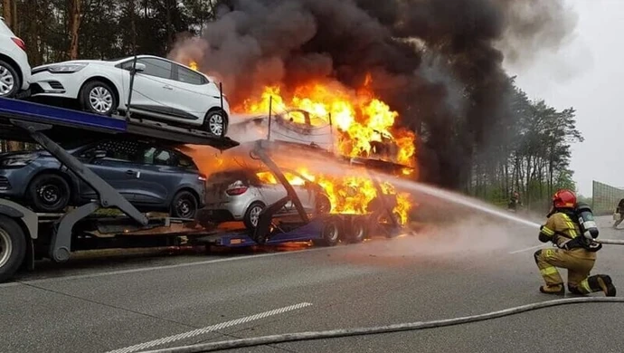 Pożar lawety z samochodami na S8