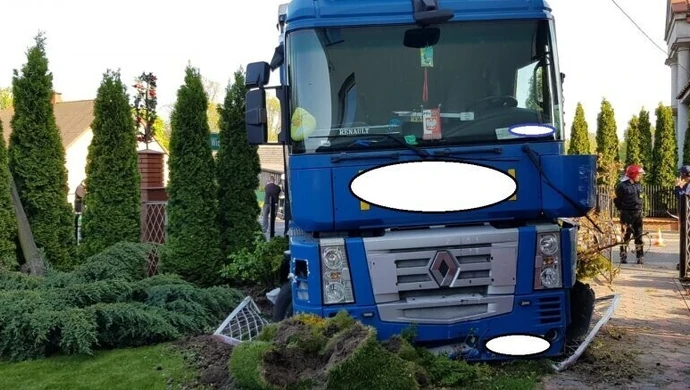 Kierowca tira wjechał w ogrodzenie posesji, aby uniknąć tragedii