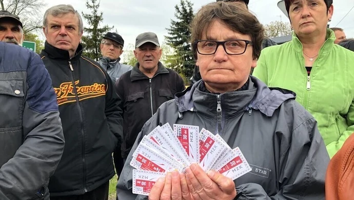 Kilkadziesiąt kilometrów objazdów, a piesi odcięci od świata. Mieszkańcy protestują!