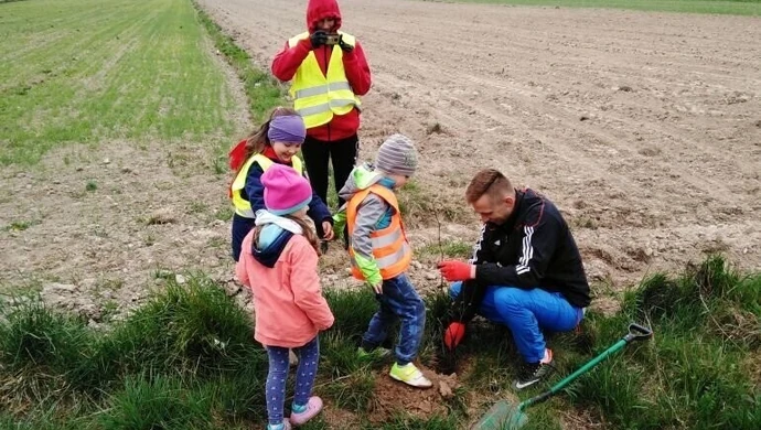 Wola Krzysztoporska: Sadzą drzewa – będzie więcej tlenu!