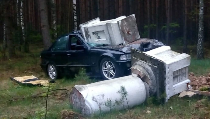 BMW wjechało w zabytkową kapliczkę