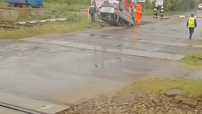 Wypadek w Babach. Dwie osoby w szpitalu, auto na dachu (VIDEO)