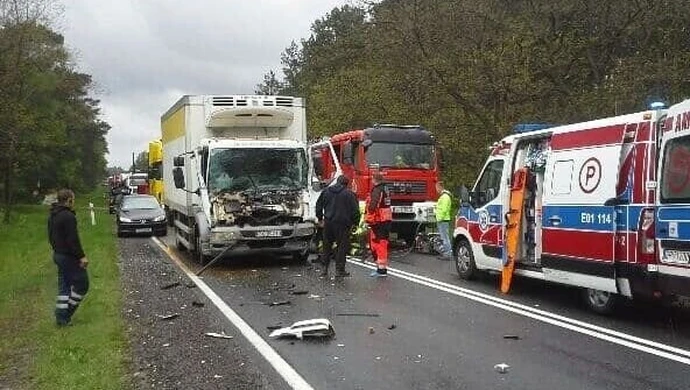 Dwie ciężarówki zderzyły się między Przygłowem a Sulejowem (AKTUALIZACJA)