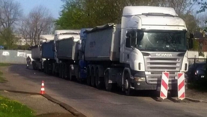 Ciężarówki utrudniają życie piotrkowianom z ul. Południowej