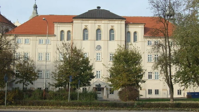 Uczniowie &#8222;Chrobrego&#8221; zachęcają do głosowania. W spocie ... z politykami