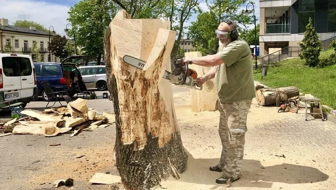 Na parkingu powstają rzeźby