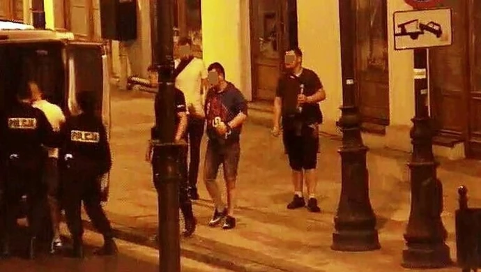 Zniszczyli wiatę na ul. Słowackiego. Wszystko zarejestrowały kamery