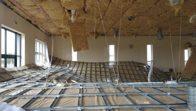 Zawalił się sufit w Domu Ludowym w Rokszycach