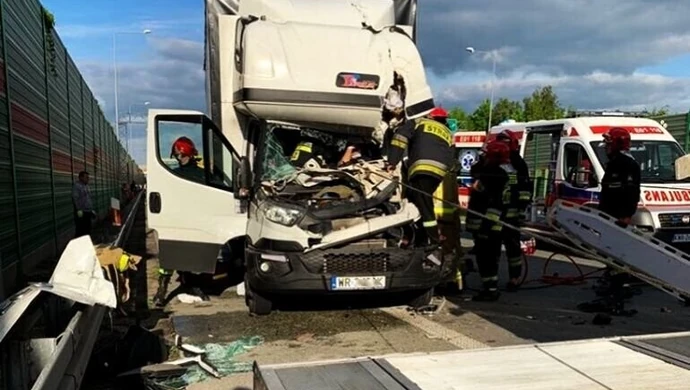 Wypadek na S8. Kierowca zakleszczony w aucie