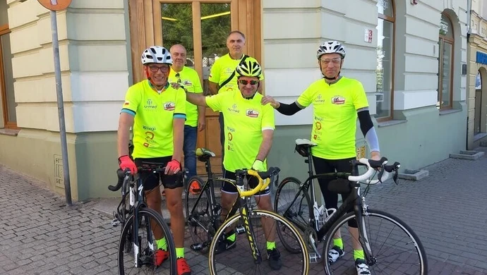 Rowerem do Normandii w szczytnym celu