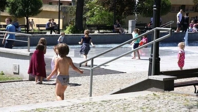 Sanepid apeluje: nie pozwalajcie dzieciom bawić się w fontannie!