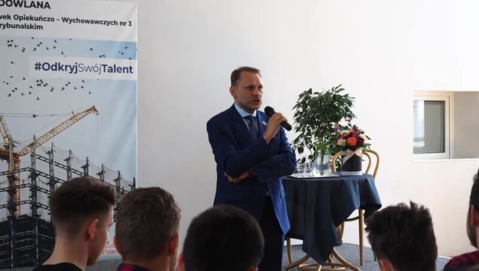 Nauka demokracji w "Budowlance"