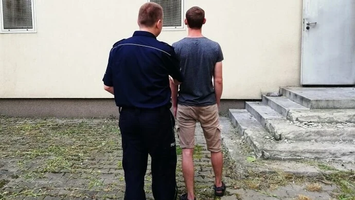 Najpierw razem pili alkohol, a potem&#8230; pobili się i podtapiali w Strawie