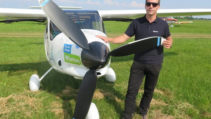 Elektryczny samolot wylądował na piotrkowskim lotnisku