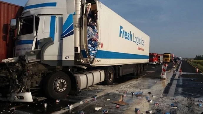 Kierowcy ciężarówek ranni w wypadku na A1