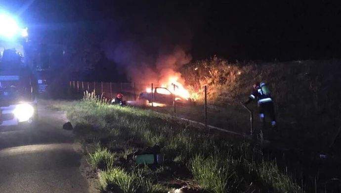 Młody mężczyzna zginął w płonącym aucie