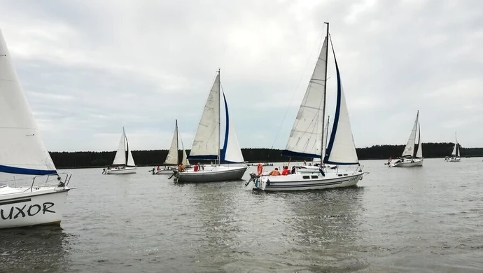 Udana parada jachtów na Zalewie Sulejowskim
