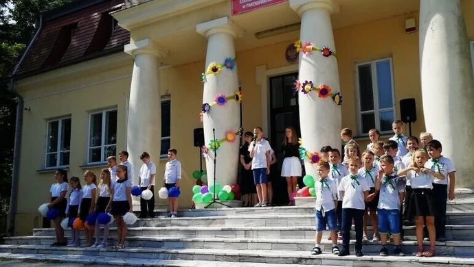 Zrewitalizowany park w Parzniewicach na zakończenie roku szkolnego