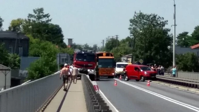 Za Sulejowem zderzyły się dwa tiry. Na moście kolizja z udziałem wozu strażackiego
