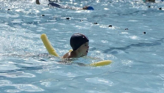 Obowiązkowa nauka pływania &#8211; czy to dobry pomysł?