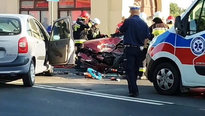 Wypadek na DK12. Kobieta zakleszczona w aucie