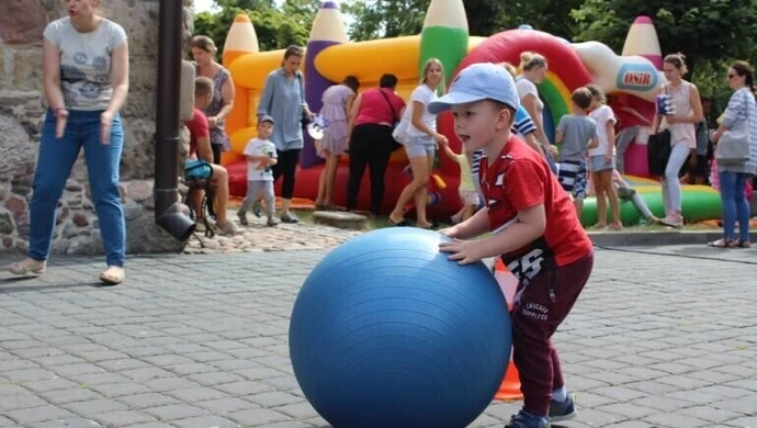 Wakacyjny festyn plenerowy tym razem na dziedzińcu muzeum