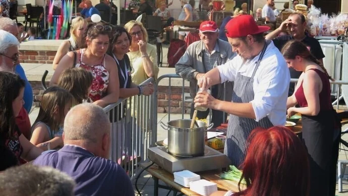 Jedni gotują, inni próbują nalewek. Trwa Festiwal Smaku